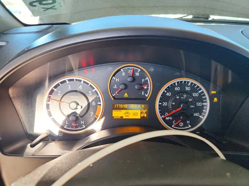 2014 NISSAN TITAN SV  
