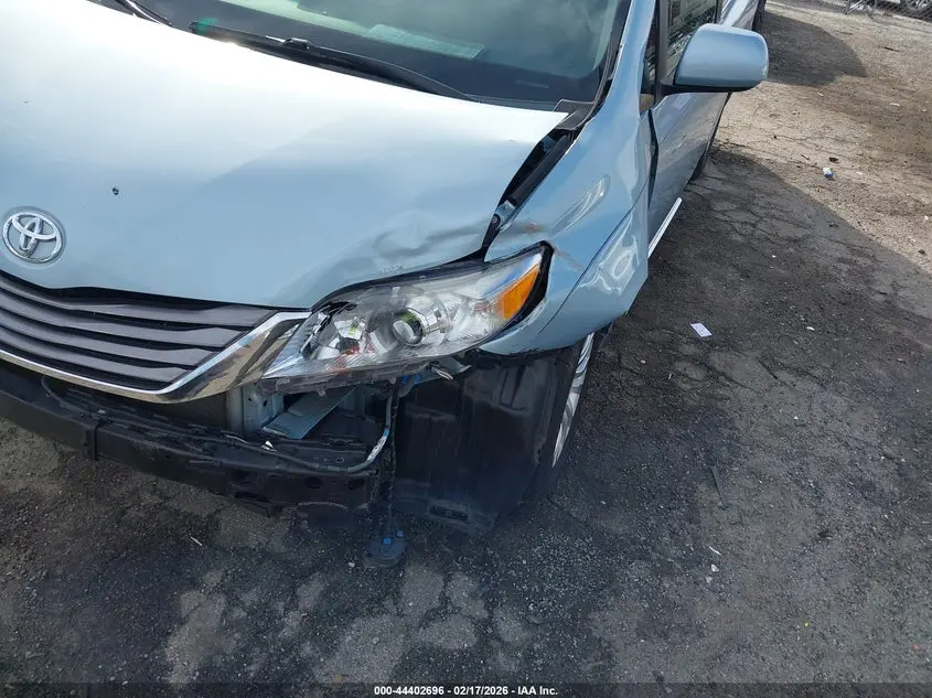 2015 TOYOTA SIENNA XLE 8 PASSENGER