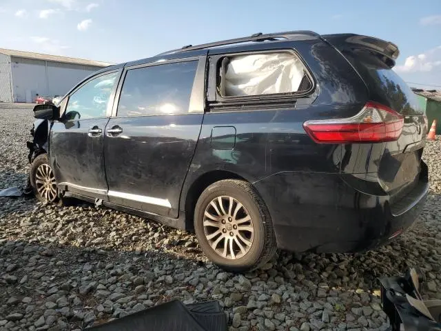 2020 TOYOTA SIENNA XLE  