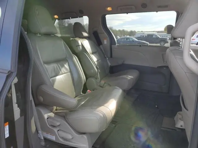 2018 TOYOTA SIENNA XLE  