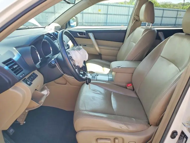 2013 TOYOTA HIGHLANDER SE  