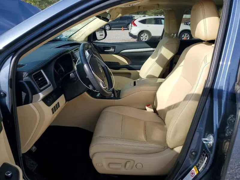 2019 TOYOTA HIGHLANDER SE  