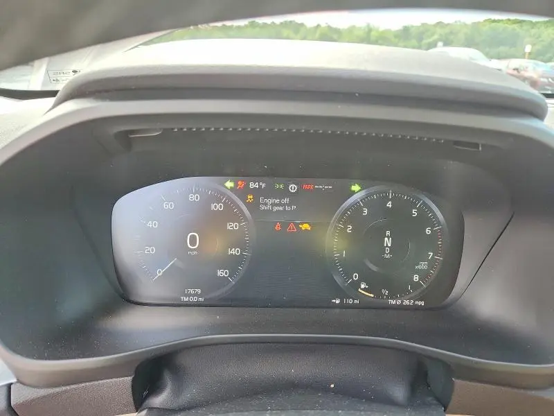 2022 VOLVO XC40 T4 MOMENTUM  