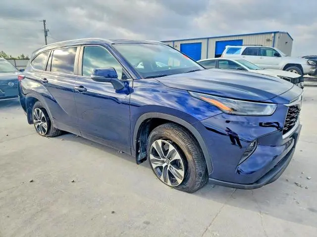 2024 TOYOTA HIGHLANDER XLE  