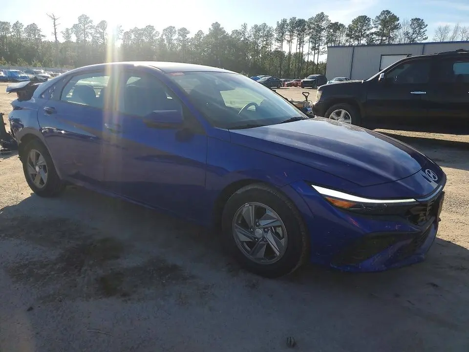 2024 HYUNDAI ELANTRA SE  