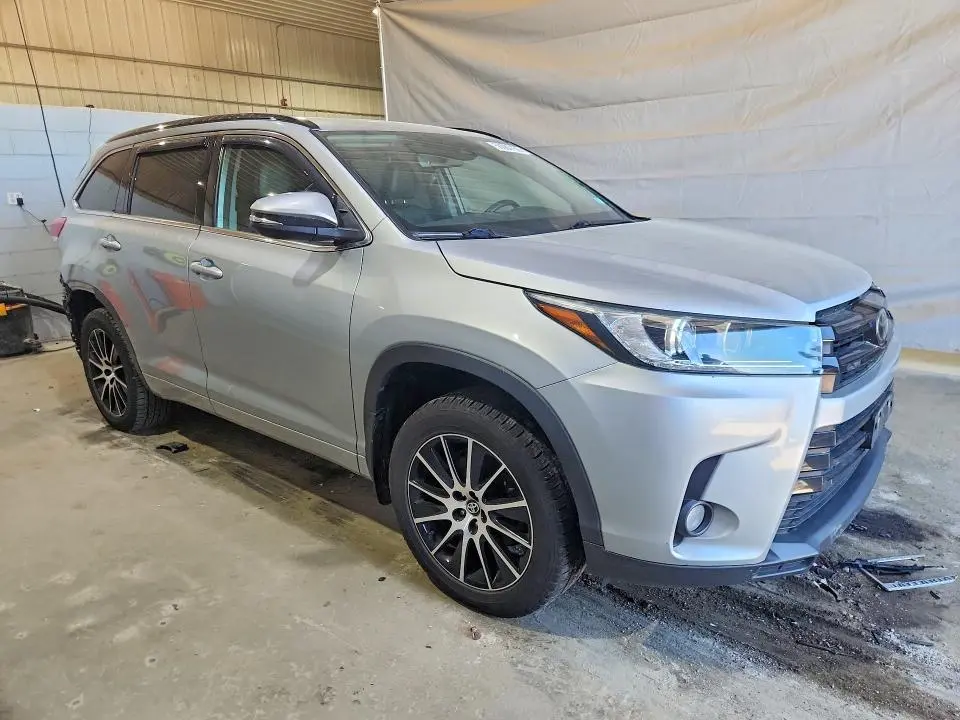 2018 TOYOTA HIGHLANDER SE  