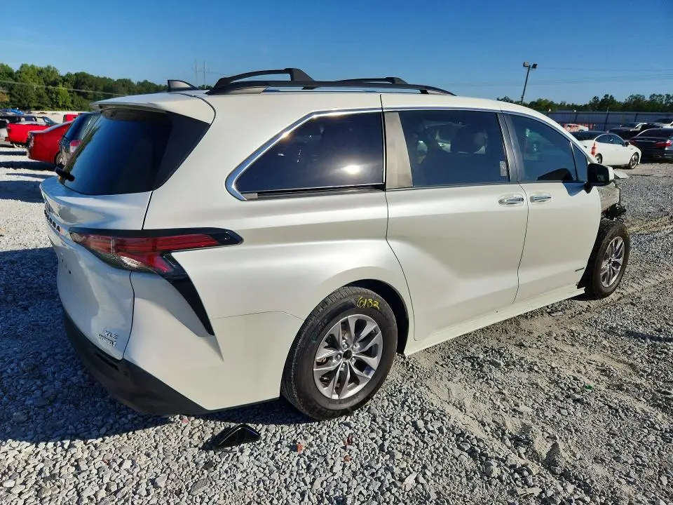 2021 TOYOTA SIENNA XLE  