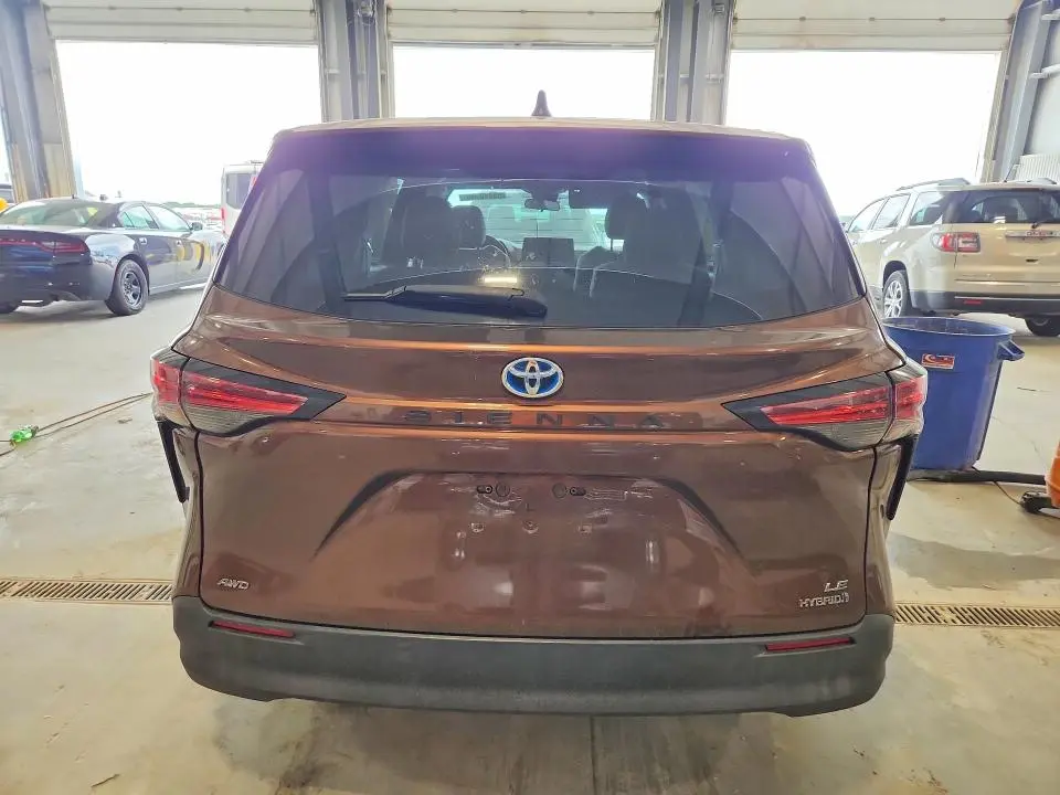2021 TOYOTA SIENNA LE  