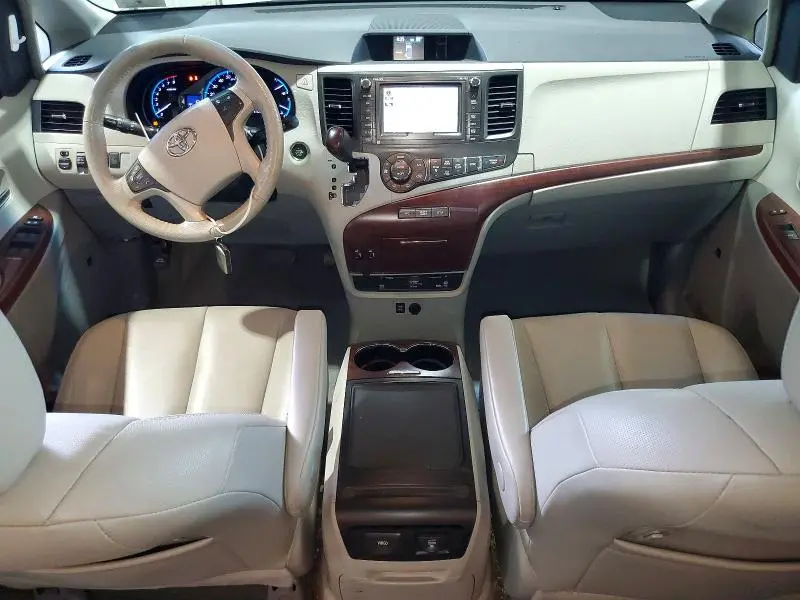 2014 TOYOTA SIENNA XLE 8-PASSENGER  