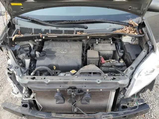 2013 TOYOTA SIENNA LE  