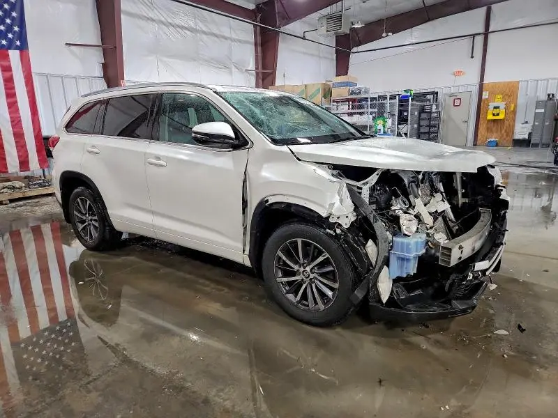 2018 TOYOTA HIGHLANDER SE  
