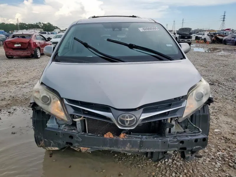 2019 TOYOTA SIENNA XLE  