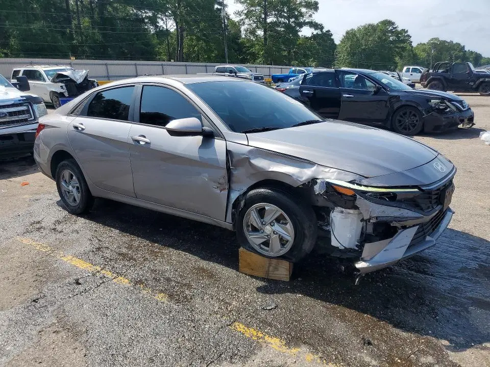2024 HYUNDAI ELANTRA SE  