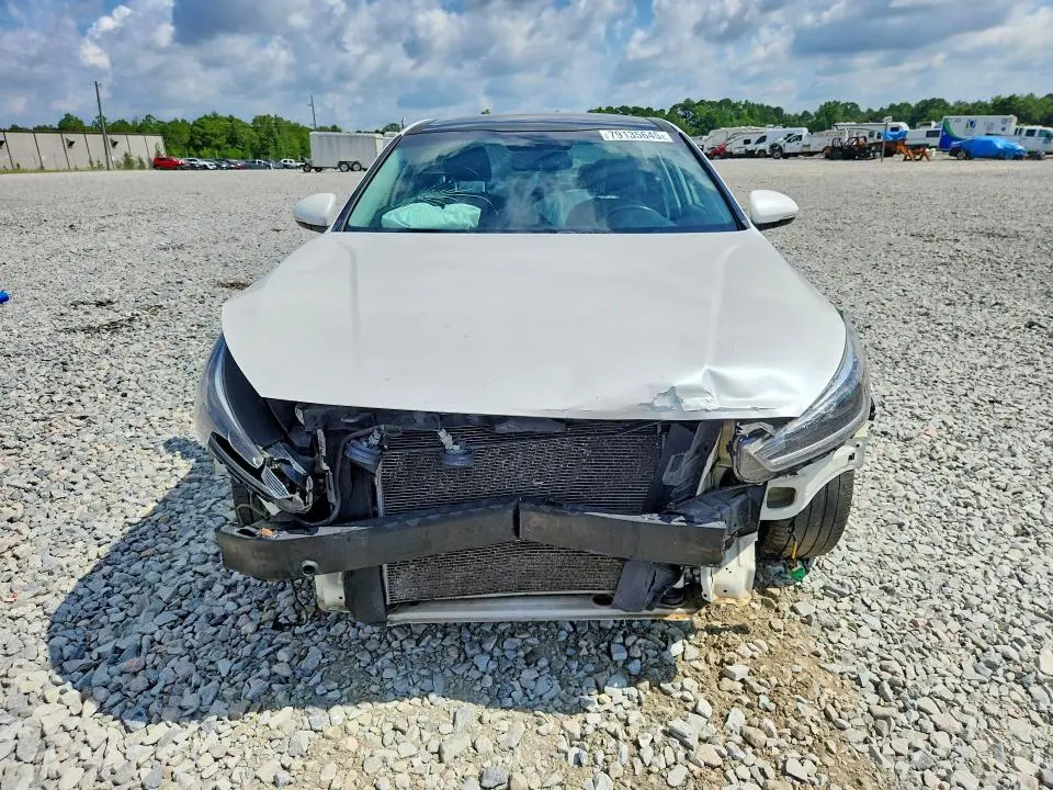 2017 KIA CADENZA PREMIUM  