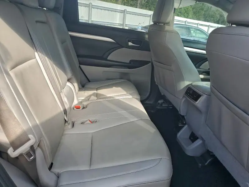 2019 TOYOTA HIGHLANDER SE  