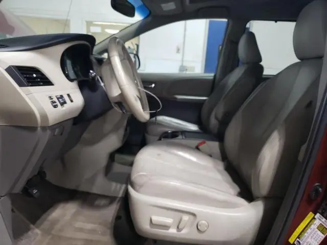 2013 TOYOTA SIENNA XLE  