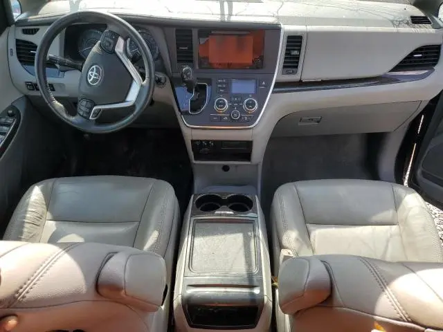 2017 TOYOTA SIENNA XLE  