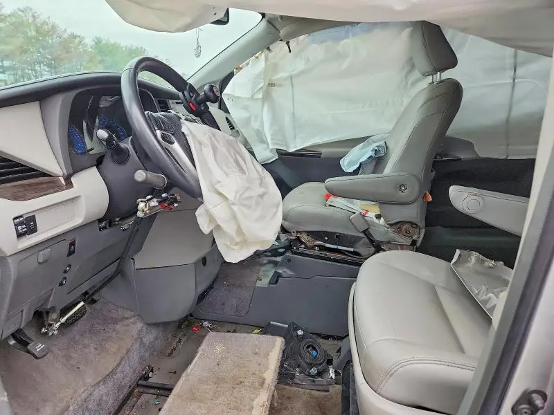 2018 TOYOTA SIENNA XLE 8-PASSENGER  