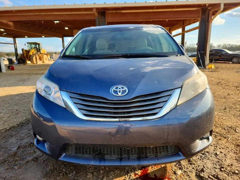 2014 TOYOTA SIENNA XLE 8-PASSENGER  