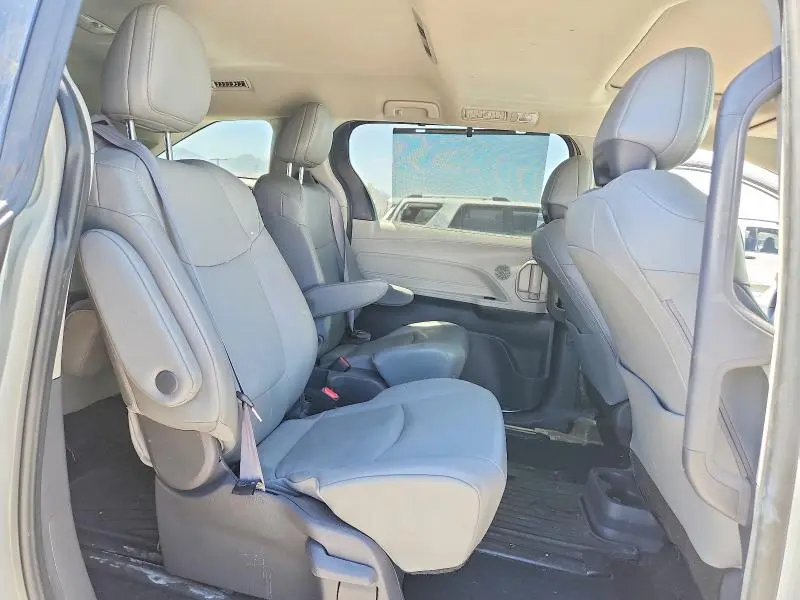 2021 TOYOTA SIENNA XLE  