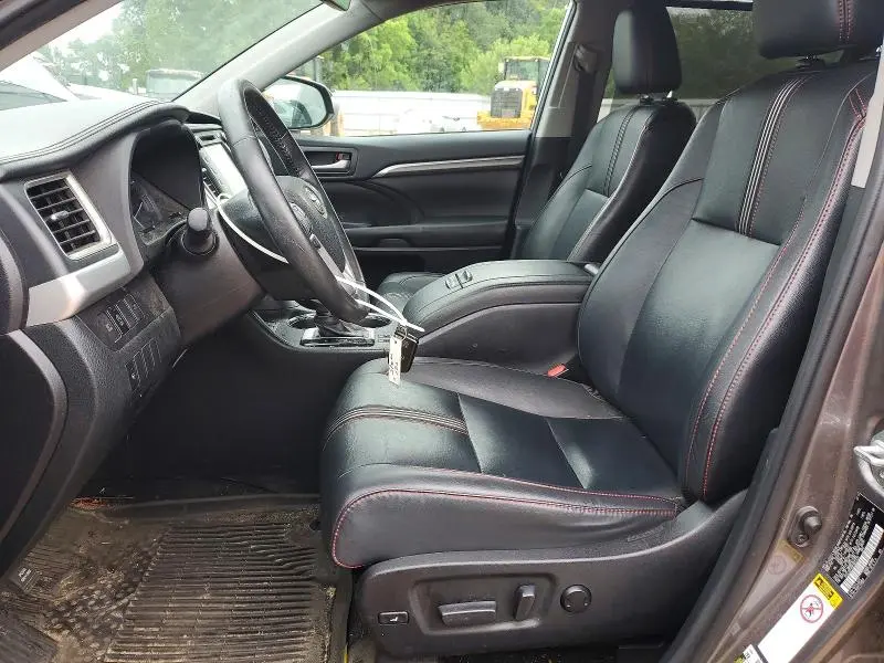 2019 TOYOTA HIGHLANDER SE  