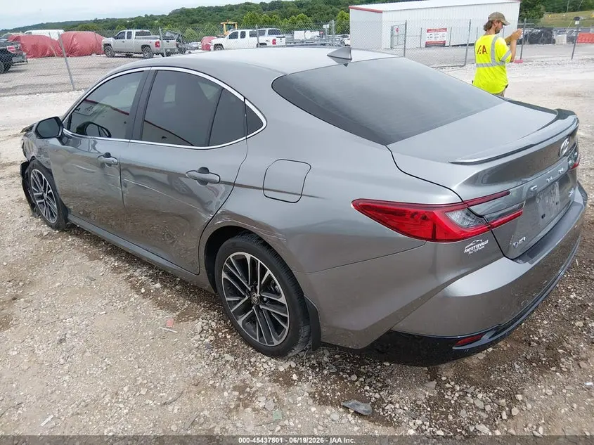 2025 TOYOTA CAMRY XLE