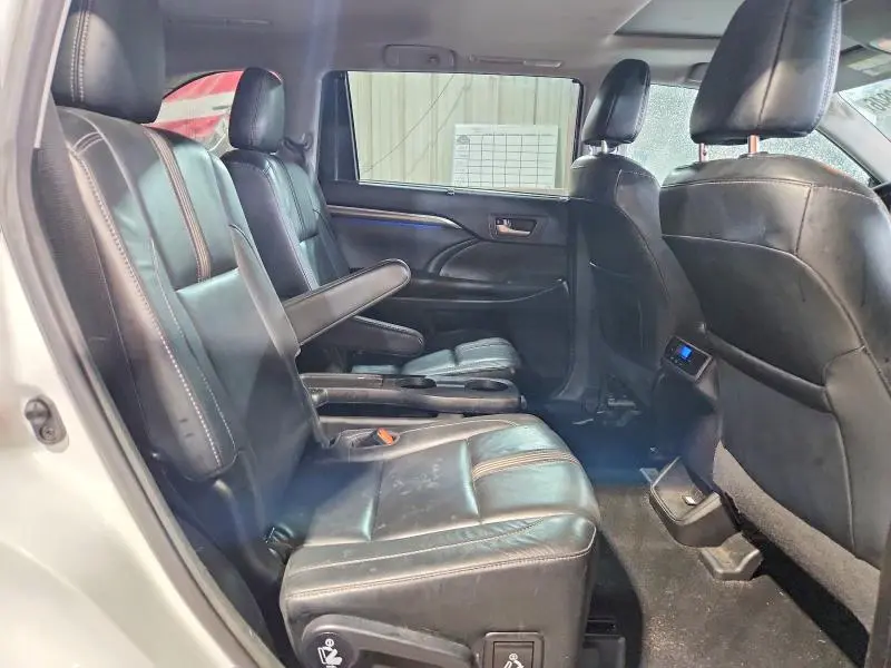 2017 TOYOTA HIGHLANDER SE  
