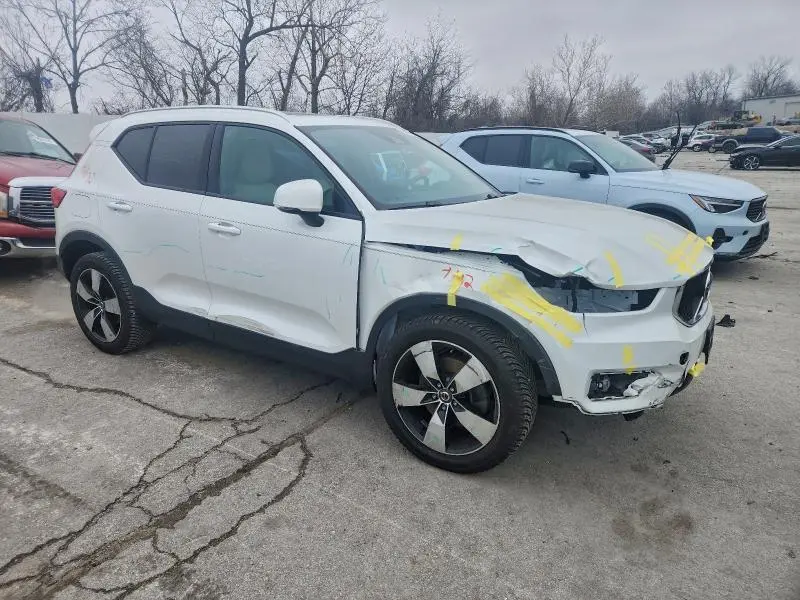 2021 VOLVO XC40 T5 MOMENTUM  