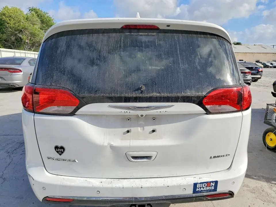 2017 CHRYSLER PACIFICA LIMITED  