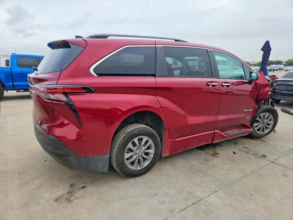 2021 TOYOTA SIENNA XLE  
