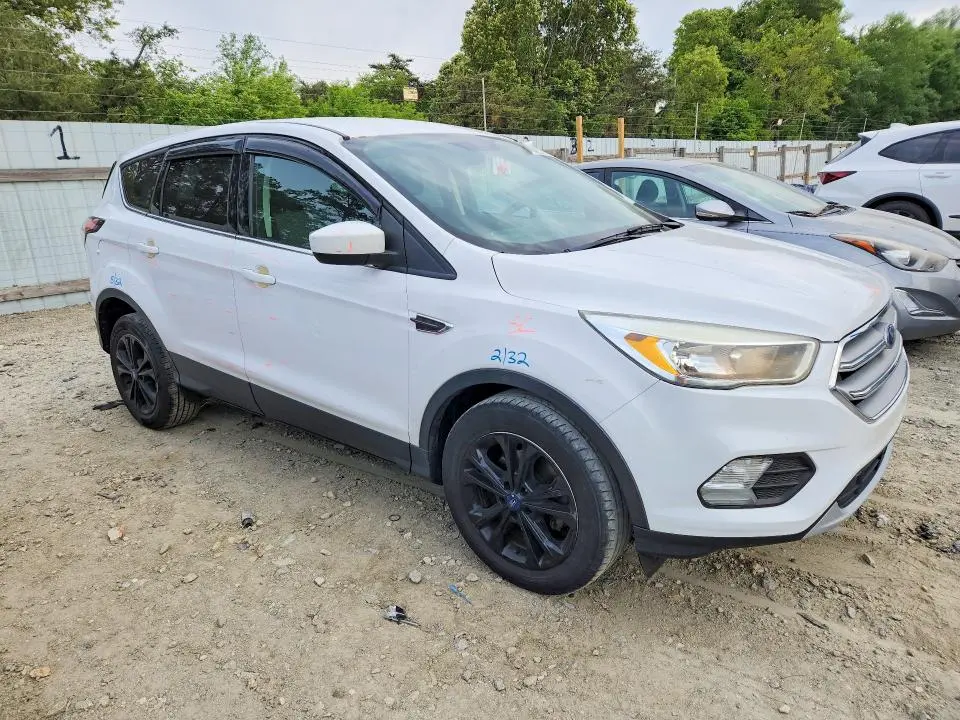 2017 FORD ESCAPE SE  