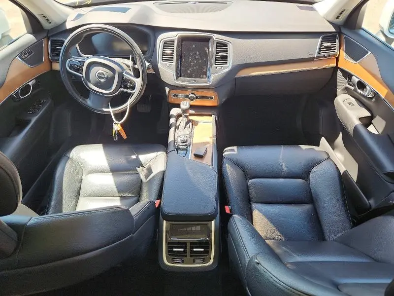 2021 VOLVO XC90 T6 MOMENTUM  