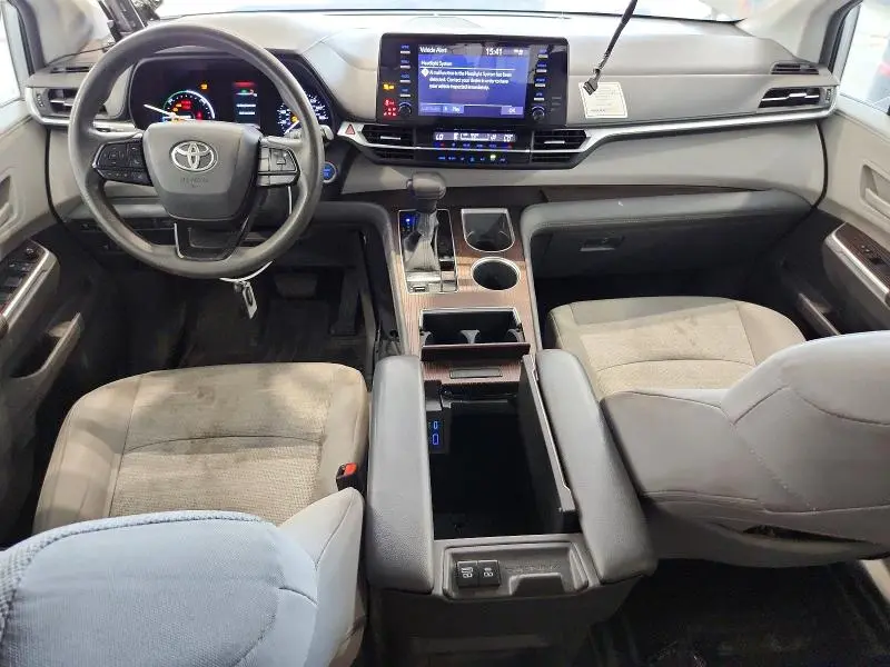 2022 TOYOTA SIENNA LE  