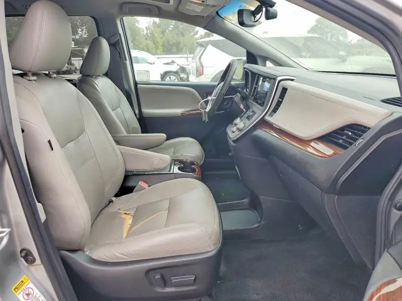2015 TOYOTA SIENNA LIMITED PREMIUM 7-PASSENGER  