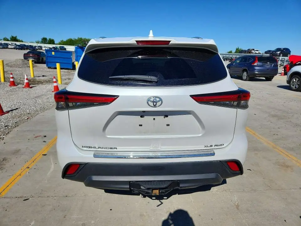 2022 TOYOTA HIGHLANDER XLE  