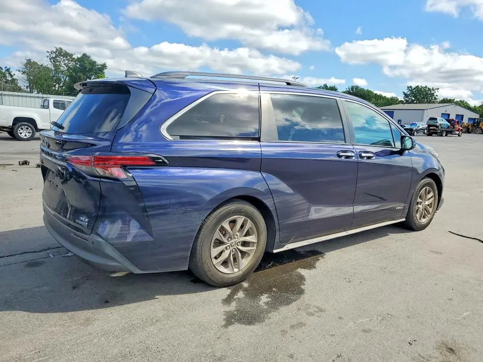 2021 TOYOTA SIENNA XLE  