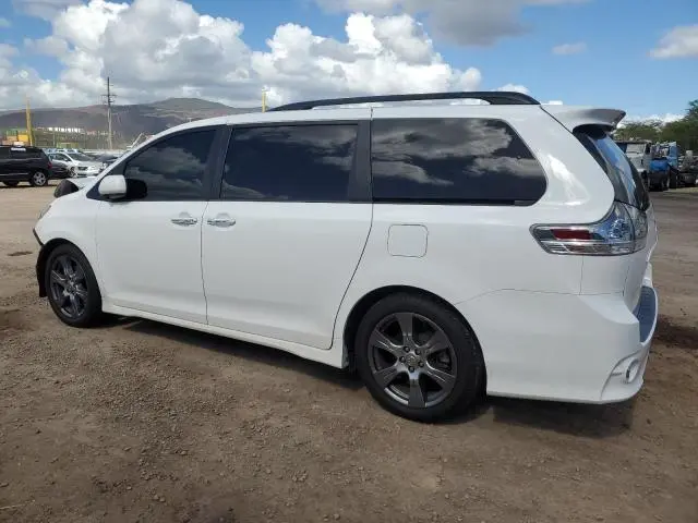 2017 TOYOTA SIENNA SE  