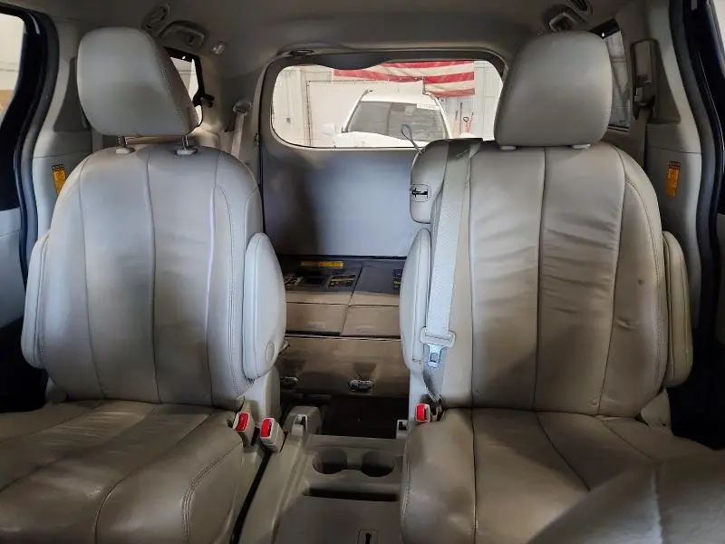 2014 TOYOTA SIENNA XLE 8-PASSENGER  
