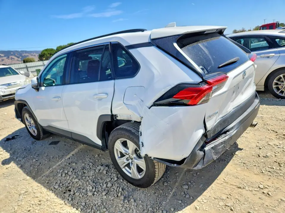 2021 TOYOTA RAV4 XLE  
