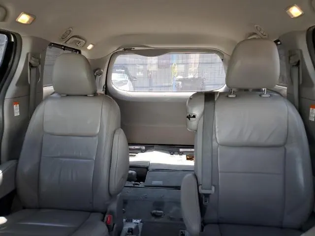 2017 TOYOTA SIENNA XLE  