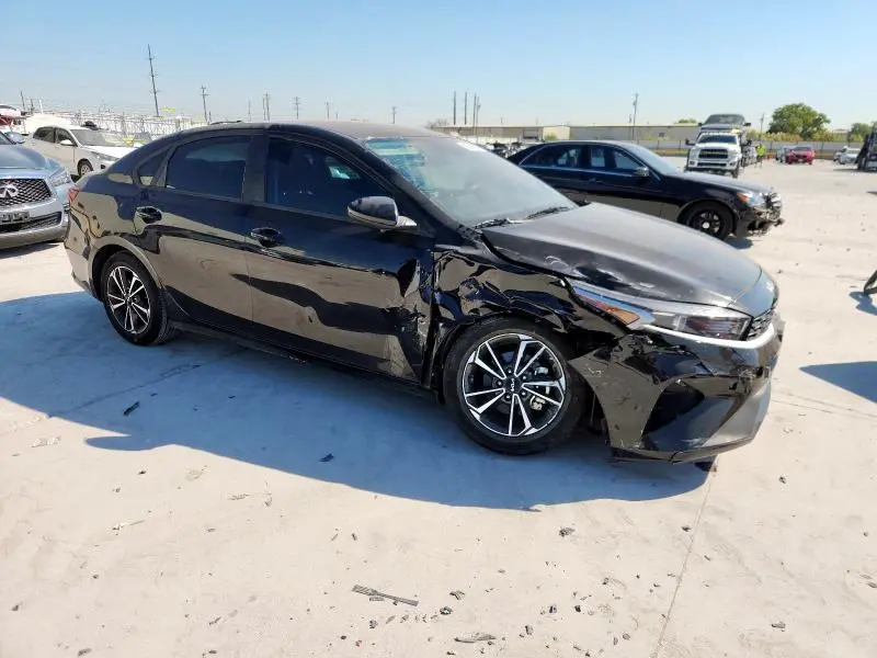 2023 KIA FORTE LX  
