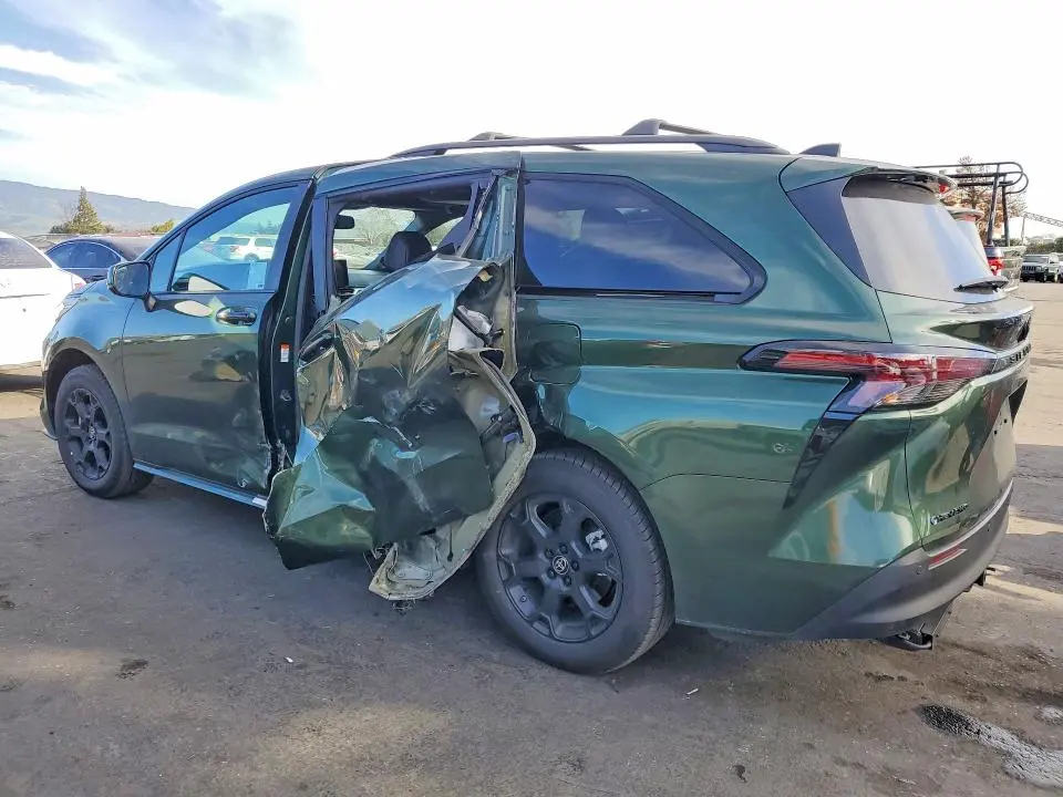 2025 TOYOTA SIENNA XSE  