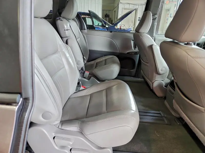 2017 TOYOTA SIENNA XLE  