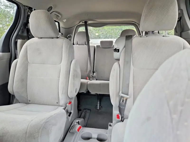 2019 TOYOTA SIENNA LE  