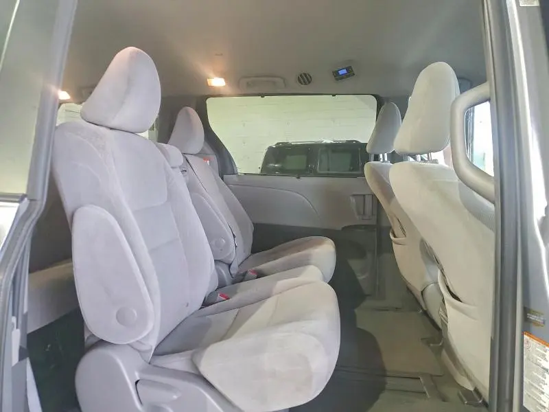 2015 TOYOTA SIENNA LE  