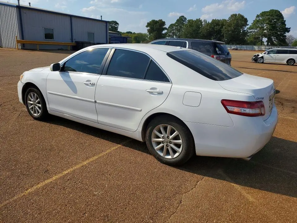 2011 TOYOTA CAMRY XLE V6  