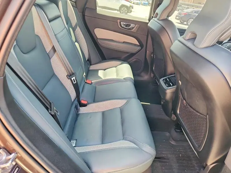 2022 VOLVO XC60 B6 R-DESIGN  