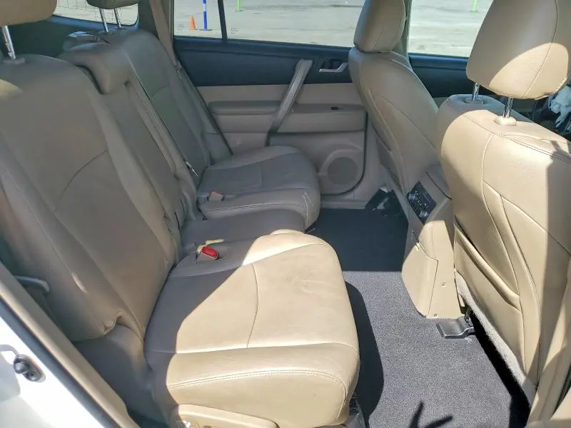 2013 TOYOTA HIGHLANDER SE  