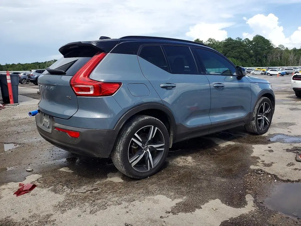 2022 VOLVO XC40 T4 R-DESIGN  