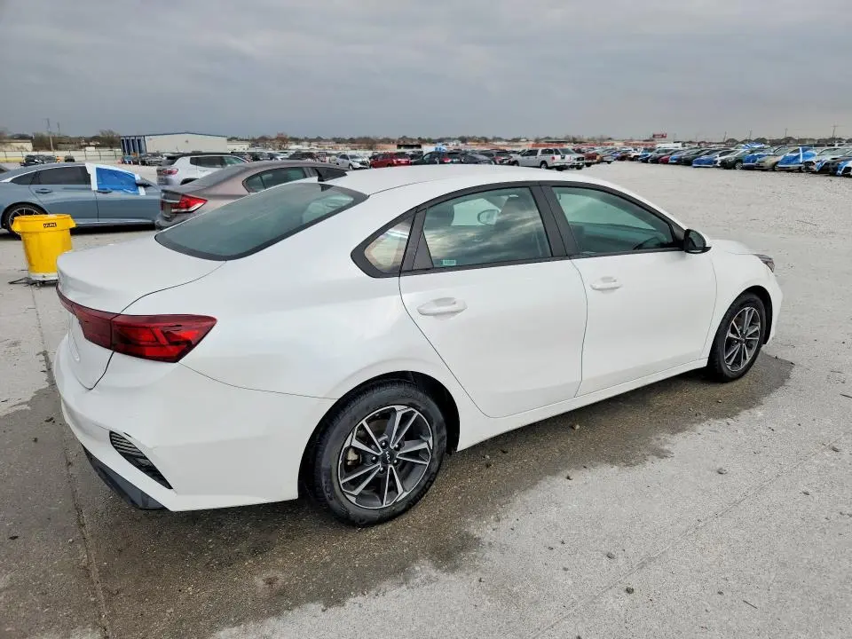 2023 KIA FORTE LXS  